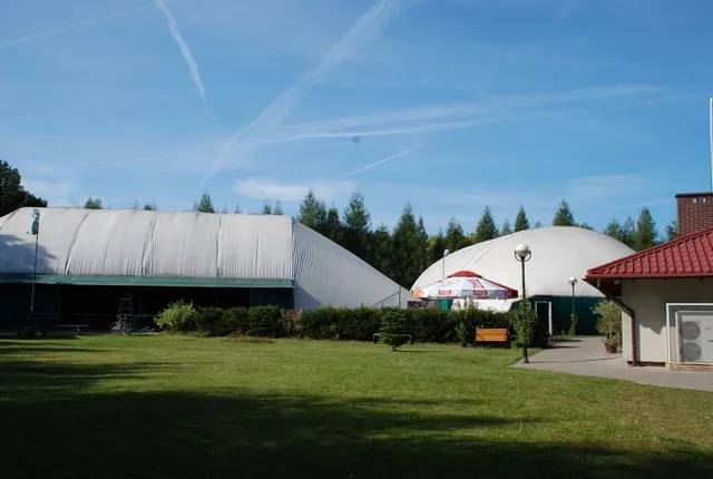 Hale tenisowe FART z zewnątrz, w zielonej okolicy