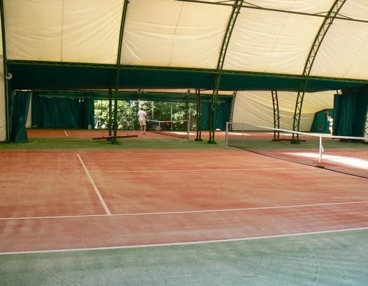 Kort tenisowy z siatką w hali FART